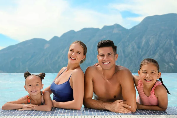Gelukkige Familie Buitenzwembad Luxe Resort Met Prachtig Uitzicht Bergen Zonnige — Stockfoto