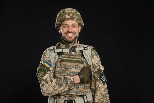 Soldato Uniforme Militare Ucraina Sfondo Nero — Foto Stock