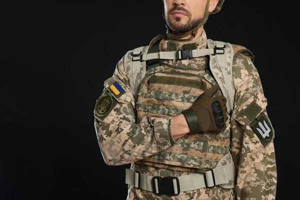 Voják Ukrajinské Vojenské Uniformě Černém Pozadí Detailní Záběr — Stock fotografie