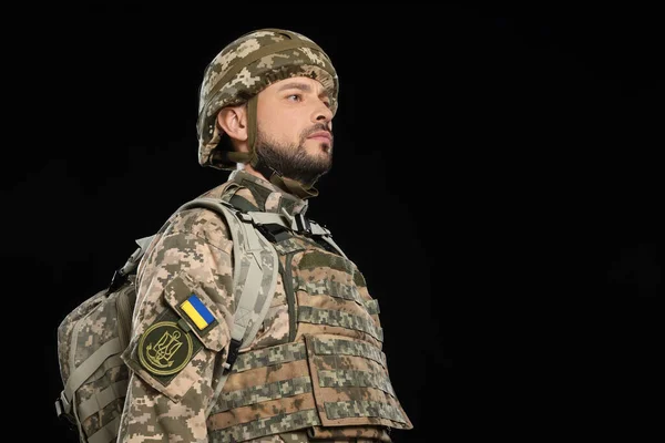 Soldado Uniforme Militar Ucraniano Con Mochila Sobre Fondo Negro — Foto de Stock