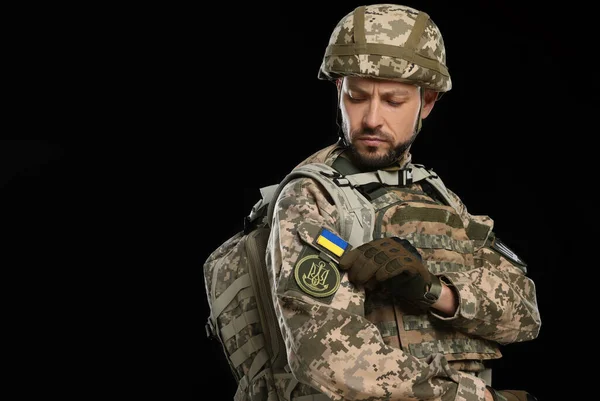 Soldat Med Ukrainsk Flagga Och Treudd Militär Uniform Mot Svart — Stockfoto