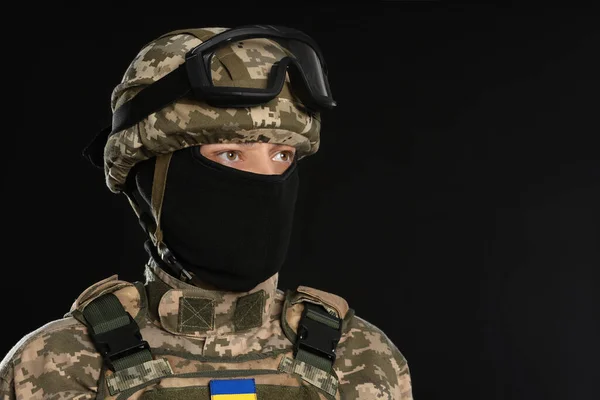 Katona Ukrán Katonai Egyenruhában Taktikai Szemüveg Maszk Fekete Háttéren Szöveg — Stock Fotó