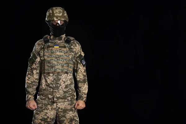 Ukrayna Askeri Üniformalı Asker Taktik Gözlükler Siyah Arka Planda Kar — Stok fotoğraf