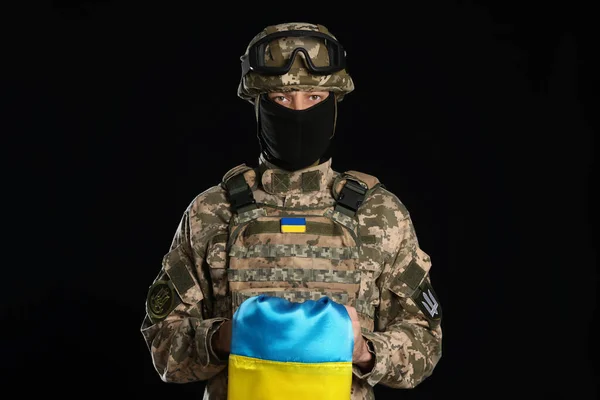 Żołnierz Mundurze Wojskowym Ukraińską Flagą Czarnym Tle — Zdjęcie stockowe