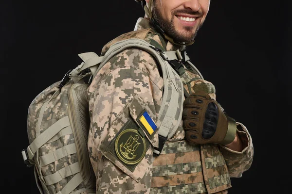 Soldado Uniforme Militar Ucraniano Con Mochila Sobre Fondo Negro Primer — Foto de Stock