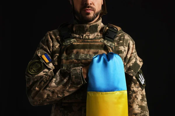 Солдат Військовій Формі Українським Прапором Чорному Тлі — стокове фото