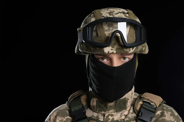 Voják Ukrajinské Vojenské Uniformě Taktickými Brýlemi Balaklavou Černém Pozadí Mezera — Stock fotografie