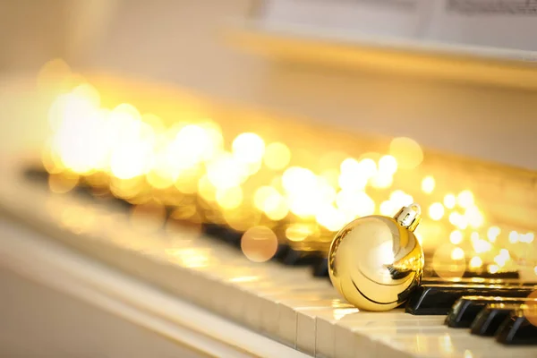 ピアノキーの美しい黄金の泡と妖精のライト テキストのためのスペース クリスマス音楽 — ストック写真