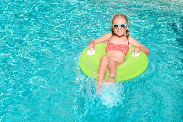 Leuk Klein Meisje Met Opblaasbare Ring Het Zwembad Zonnige Dag — Stockfoto