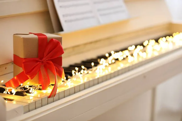 Geschenkkarton Und Lichterketten Auf Klaviertasten Platz Für Text Weihnachtsmusik — Stockfoto