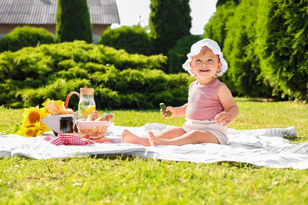 Schattig Kind Zittend Picknickdeken Tuin — Stockfoto