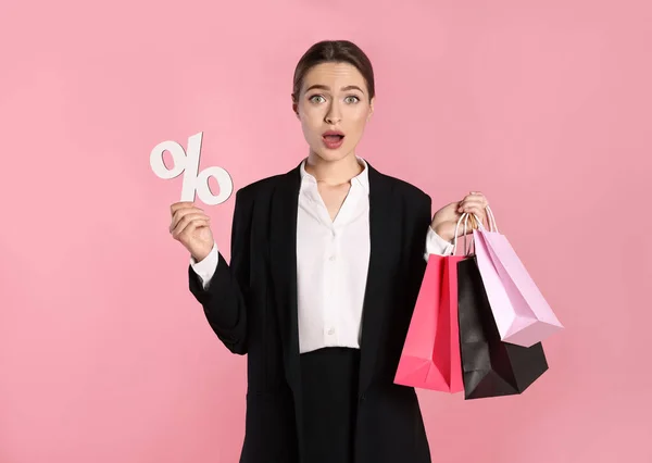 Überraschte Junge Frau Mit Einkaufstasche Und Prozentsymbol Auf Hellrosa Hintergrund — Stockfoto