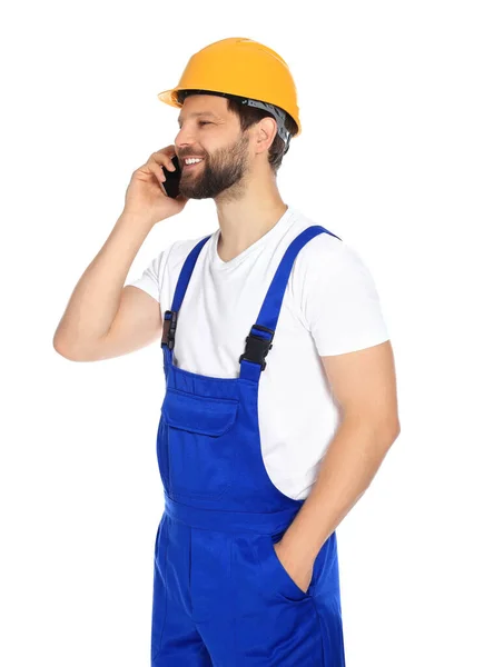 穿着制服的专业修理工在有白色背景的智能手机上交谈 — 图库照片
