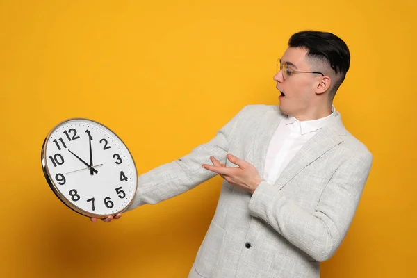 Joven Emocional Mostrando Reloj Sobre Fondo Naranja Llegar Tarde Concepto — Foto de Stock