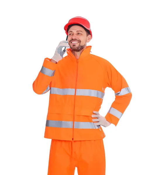 Mann Reflektierender Uniform Telefoniert Vor Weißem Hintergrund — Stockfoto