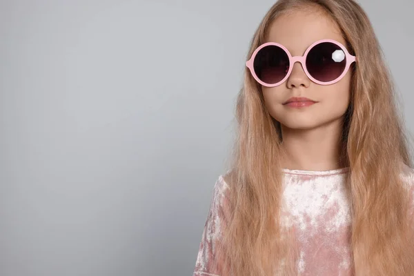 Menina Óculos Sol Elegantes Fundo Cinza Claro Espaço Para Texto — Fotografia de Stock