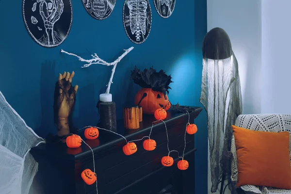 Jack Lanterne Lumières Différentes Décorations Halloween Sur Cheminée Noire Près — Photo