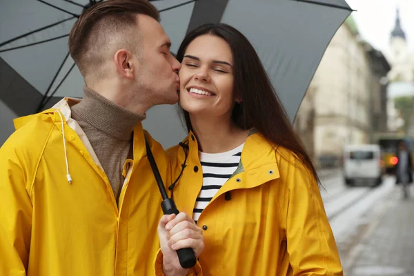 Charmant Jeune Couple Avec Parapluie Embrassant Sous Pluie Sur Rue — Photo