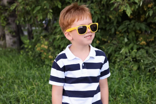 Słodkie Mały Chłopiec Okulary Przeciwsłoneczne Park — Zdjęcie stockowe
