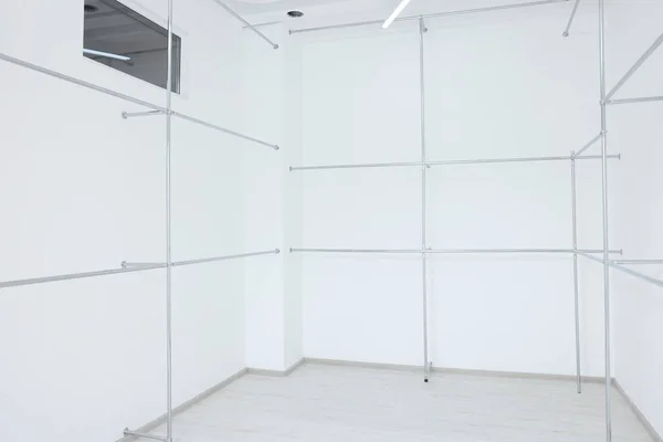 Chambre Vide Avec Beaux Murs Blancs Des Porte Vêtements Pendant — Photo