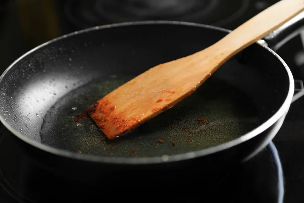 Sartén Con Espátula Aceite Cocina Usado Estufa Primer Plano —  Fotos de Stock