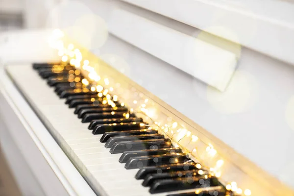 Luces Brillantes Teclas Piano Primer Plano Música Navideña — Foto de Stock