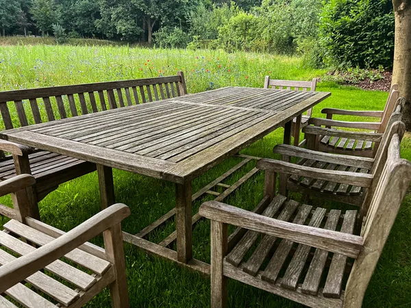 庭にベンチや椅子付きの木製のテーブル 景観デザイン — ストック写真