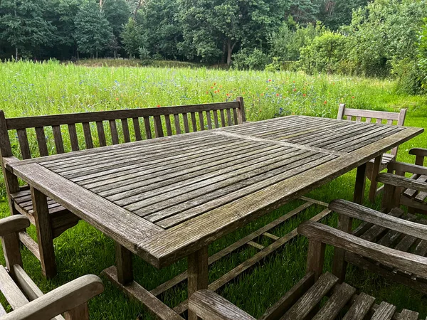 木制桌子 花园中的椅子 景观设计 — 图库照片