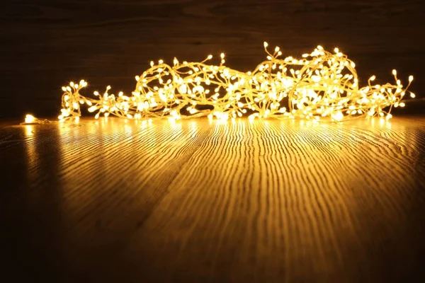 Luzes Natal Brilhantes Bonitas Mesa Madeira Espaço Para Texto — Fotografia de Stock