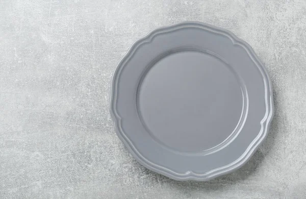空陶瓷盘在浅灰色的桌子上 顶视图 案文的篇幅 — 图库照片