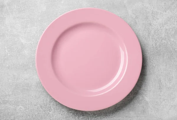 Пустой Розовый Керамическая Пластина Светло Серый Стол Вид Сверху — стоковое фото