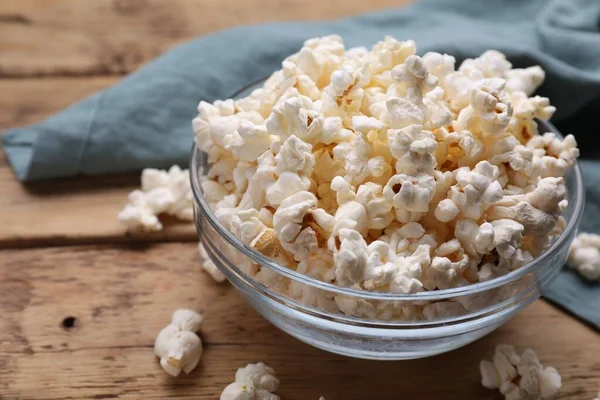 Leckeres Popcorn Auf Holztisch Nahaufnahme — Stockfoto