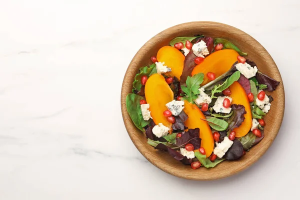 Köstlicher Kaki Salat Mit Käse Und Granatapfel Serviert Auf Weißem — Stockfoto