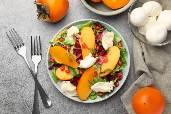 Heerlijke Persimmon Salade Met Kaas Granaatappel Geserveerd Grijze Tafel Plat — Stockfoto