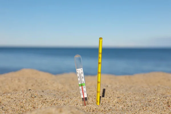 Termometri Meteo Diversi Sabbia Vicino Mare — Foto Stock