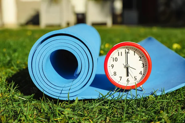 Alarm Clock Fitness Mat Green Grass Outdoors Morning Exercise — Stock Photo, Image