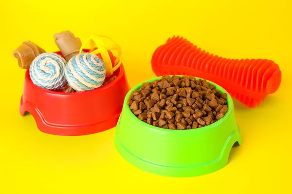 Varios Juguetes Para Mascotas Brillantes Tazón Comida Sobre Fondo Amarillo — Foto de Stock