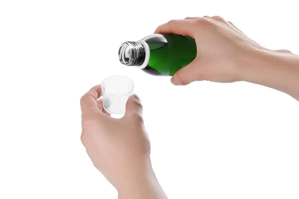 白に隔離されたボトルから計量カップにシロップを注ぐ女性 クローズアップ 咳と風邪薬 — ストック写真