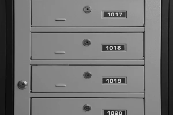 鍵穴と配列番号を室内に閉じた金属製のメールボックス — ストック写真