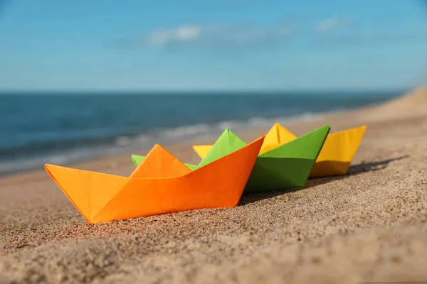 Яркие Бумажные Лодки Песчаном Пляже Возле Моря — стоковое фото