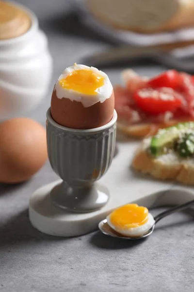 Вкусное Вареное Куриное Яйцо Подается Завтрак Светло Сером Столе — стоковое фото