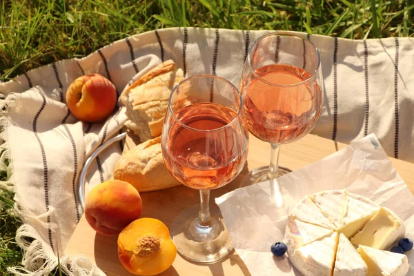 Glasses Delicious Rose Wine Food Picnic Blanket Outdoors — Stock fotografie