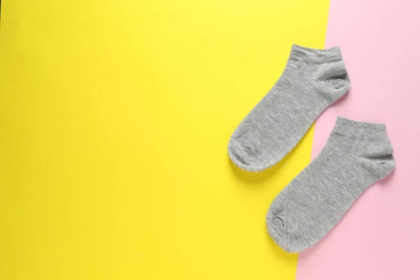 Renkli Arka Planda Bir Çift Gri Çorap Düz Yatış Metin — Stok fotoğraf