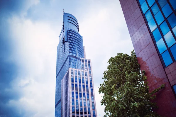 Krásné Budovy Mnoha Okny Oblačného Dne Městě Nízký Úhel Pohledu — Stock fotografie