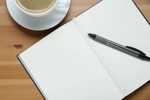 空のノートブック ペンと木製のテーブルにコーヒーカップ フラットレイアウト — ストック写真