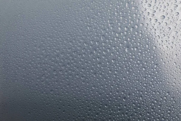 灰色の背景に水滴が付いている窓ガラス クローズアップ — ストック写真
