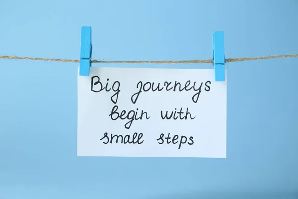 Carte Avec Phrase Big Journeys Begin Small Steps Accroché Corde — Photo