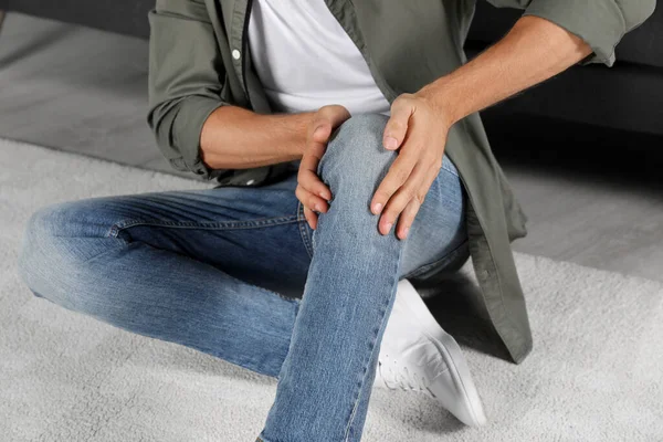 Man Suffering Knee Pain Home Closeup — Stock Photo, Image