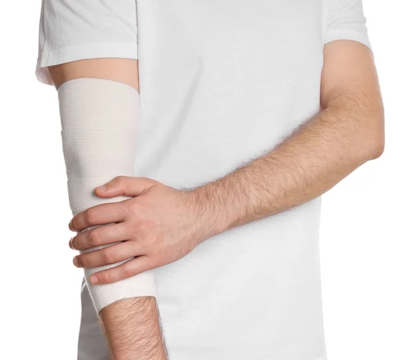 Homem Com Braço Envolto Bandagem Médica Sobre Fundo Branco Close — Fotografia de Stock