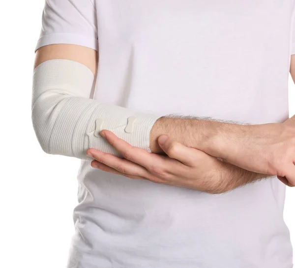 Man Med Arm Insvept Medicinskt Bandage Vit Bakgrund Närbild — Stockfoto